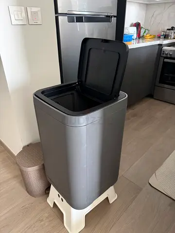 Large Grey Kitchen Trash Bin (Push to open) (Good Condition)