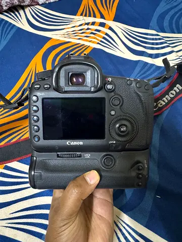 Canon EOS 5D mark 3 DSLR body with canon 17-40mm lens and battery grip (used) - good condition