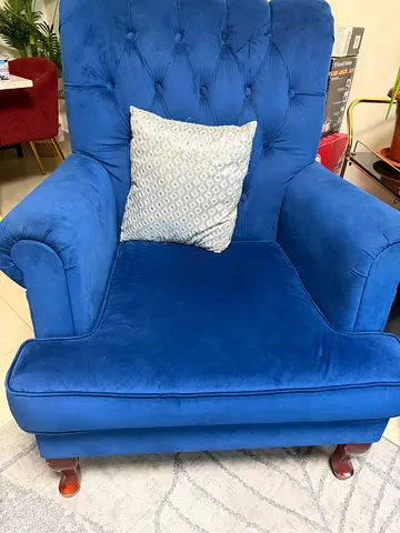 2 كنبة مفرد بحالة ممتازه لون ملكي جميل للبيع