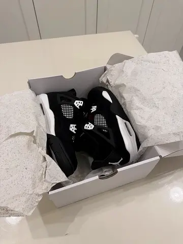 Air Jordan 4 Retro Black/White sneakers size uk 7.5 box abit damaged cause bought wrong size
