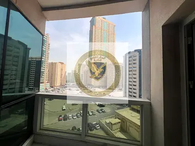 تكييف وشهر ومسبح مجانا لاجمل اطلالة مفتوحة علي المدينة لثلاث غرفة وصالة وغرفة ماستر في اجمل ابراج الشارقة شامل كل الخادمات مع مطبخ بتشطيب حديث