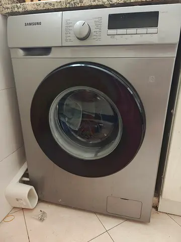 Urgent sale ofSamsung front-load washing machine - 7kg, silver, working condition Bought at 1065 AED