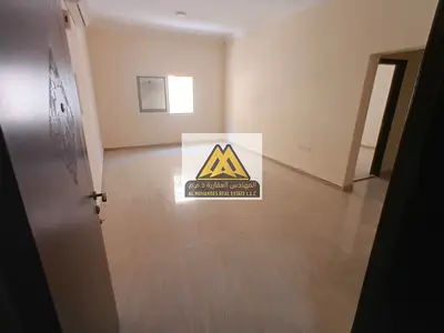 شقة جديدة للإيجار السنوي في المويهات 3 عجمان، تتميز بمساحة كبيرة وغرفة ماستر مع بلكونة و2 حمام، داخل بناية جديدة بموقع راقٍ قريب من المدارس والخدمات و