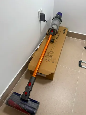 Dyson V8 Cordless Stick Vacuum - Good Working Condition