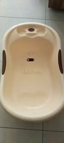 Used plastic baby bathtub - simple and clean, good condition