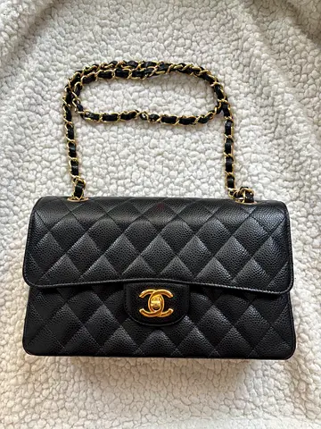 Black quilted leather chain-strap shoulder bag (classic flap style)
