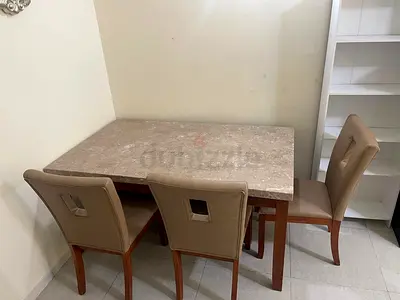 للبيع أثاث منزل مستعمل استعمال خفيف – شبه جديد