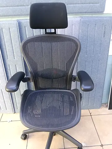 Selling herman miller Aeron chair with headrest.good condition only little use