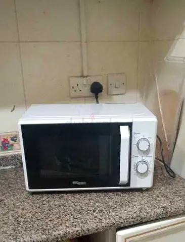 Compact white countertop microwave oven - good working condition