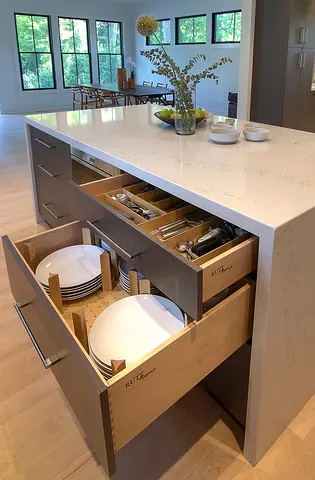 Kitchen island with fitted pull-out drawers and quartz countertop