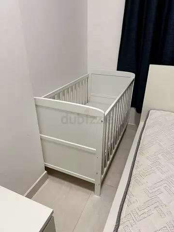 White Wooden Baby Crib in Good Condition