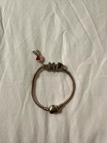 Silver bracelet with heart-shaped clasp pandora