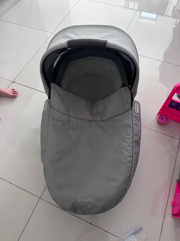 Cybex infant carrycot / bassinet in grey - excellent condition
