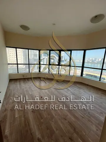 🔥 للإيجار السنوي – شقة عائلية فاخرة بالقصباء بإطلالة بحرية مباشرة 🔥