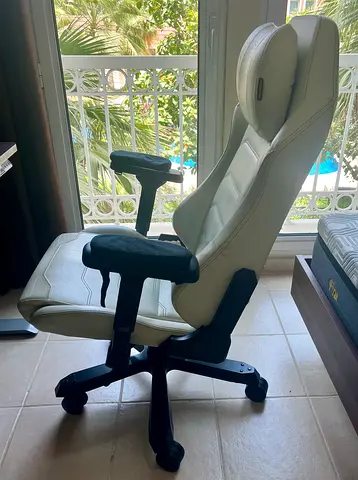 White ergonomic gaming/office chair with headrest - good condition