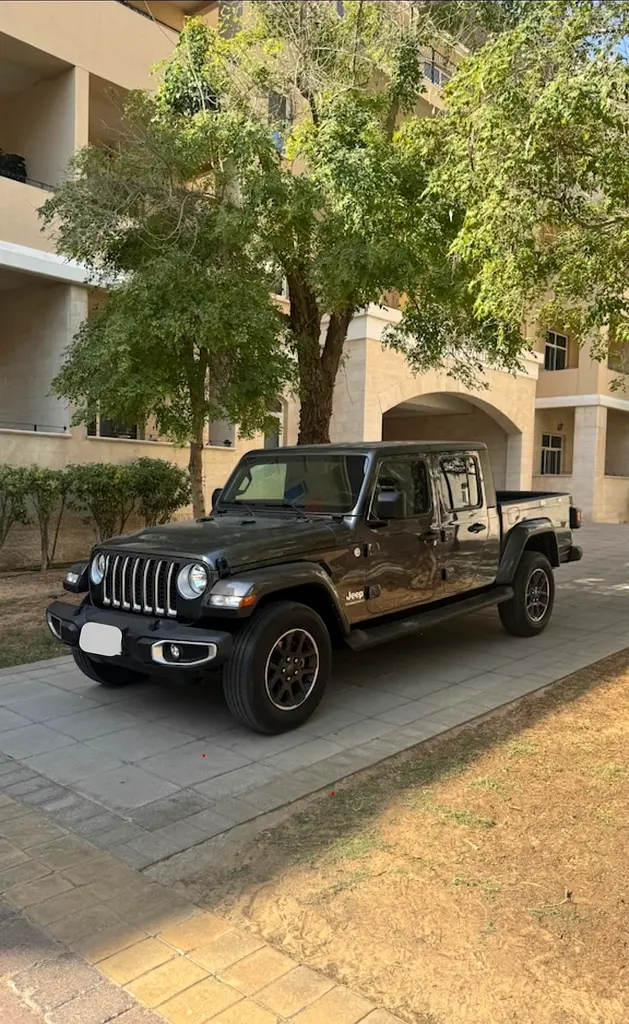 Jeep Gladiator 2023 — photo 1 of 10