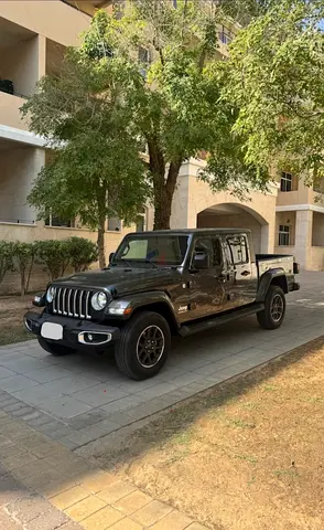 2023 Jeep Gladiator Overland - US Specs - Like New!