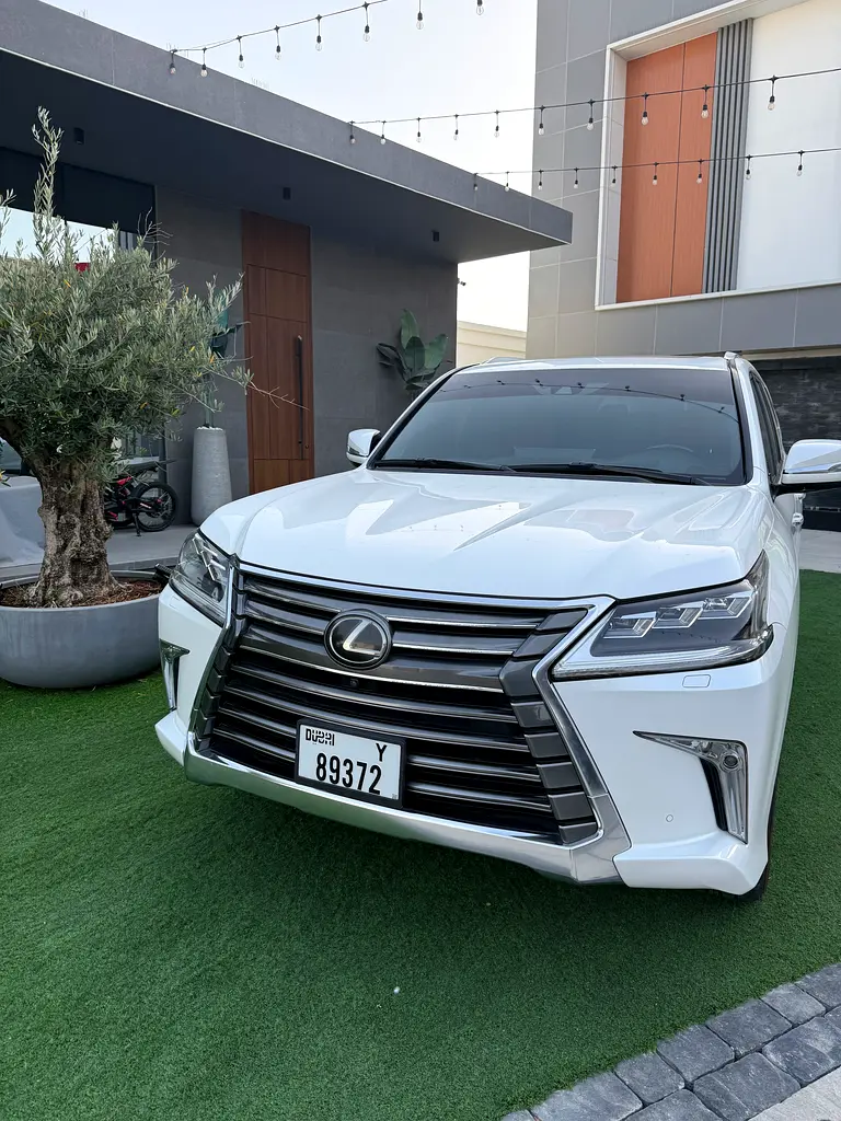 Lexus LX-Series 2021 — photo 1 of 8
