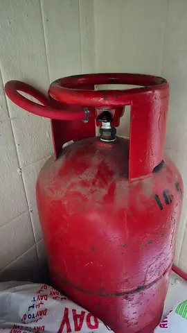 Used 2 nos of Red Gas Cylinder with 1 Hose (Household LPG)