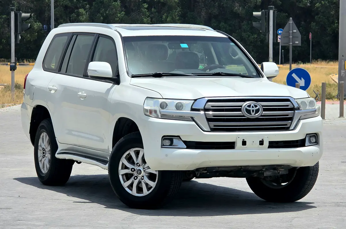 Toyota Land Cruiser 2019 — photo 1 of 12