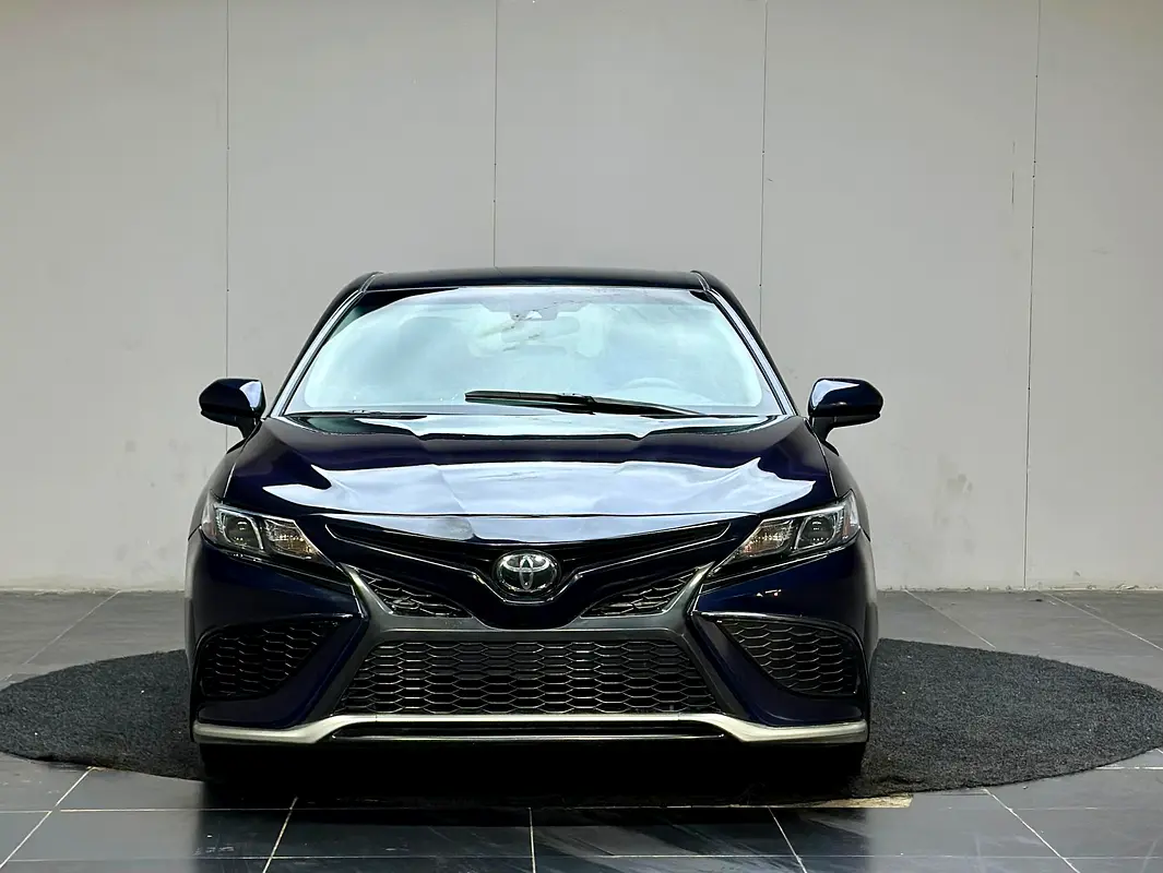 Toyota Camry 2021 — photo 1 of 11