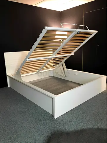 IKEA hydrullic queen  bed with ikea mattress like new 160*200
