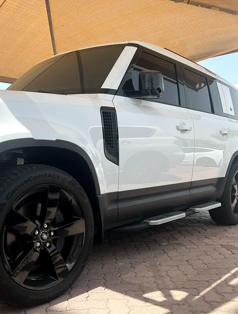 Land Rover Defender 2024 — photo 1 of 4