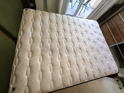 Queen mattress almost new 3 months used 200x150