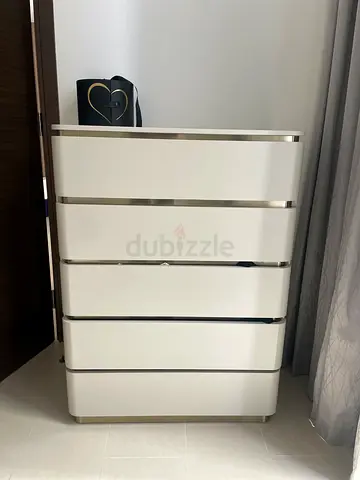 White 5-Drawer Chest of Drawers - Modern Design