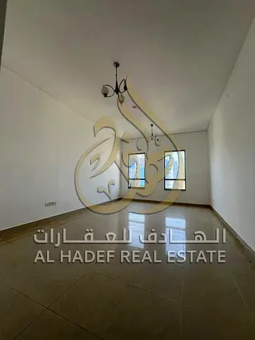 للإيجار السنوي في طريق الوحدة – الشارقة! غرفتين وصالة بمساحة ممتازة – مع موقف سيارات (باركنج) مجاني – السعر 50 ألف – حتى 6 دفعات