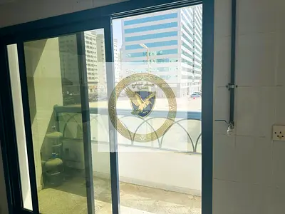 اجمل اطلالة مفتوحة ببلكونة لغرفتين وصالة تكييف مجانا متجددة بالكامل في اجمل ابراج الشارقة شامل كل الخادمات مع مطبخ كبير بتشطيب حديث مع موزع بين الغرف