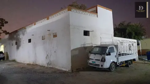للبيع فى الشارقة منطقة القادسية   بيت شعبي   مساحة 2700 قدم مربع  زاوية على ثلاث شوارع  ثالث صف من الشارع الرئيسي