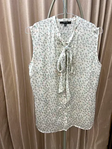 Lightweight floral sleeveless blouse with tie neck - size M