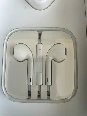 Apple EarPods with Remote and Mic (wired) in original case - New