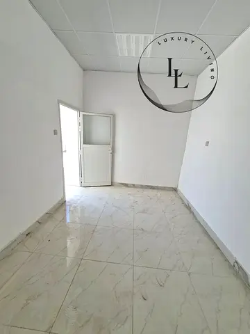 READY TO MOVE 3 BEDROOMS HALL VILLA JUST 50K NO AC INSIDE COURTYARD AREA