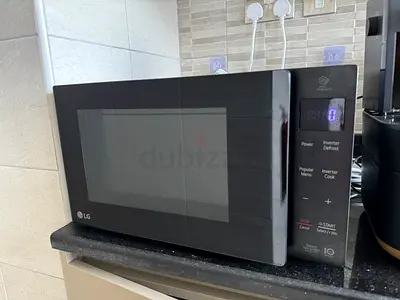 LG Countertop Microwave Oven - Excellent Working Condition