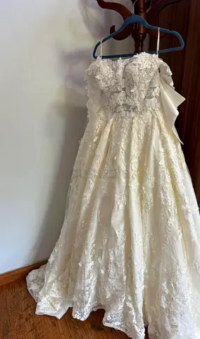 Ivory Lace Off-Shoulder Wedding Dress with vail - Size all sizes adjusted