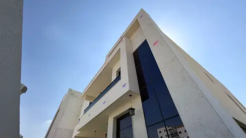 فيلا للإيجار التجاري في الياسمين عجمان موقع حيوي على شارع رئيسي مناسبة لجميع الأنشطة