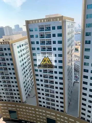 Luxury family accommodation in Pearl Towers with free parking – 3 bedrooms and a spacious living room