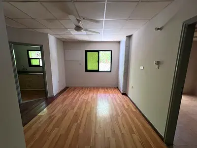 فرصة مميزة للإيجار السنوي في الراشدية 2 عجمان، شقة غرفة وصالة طابق أرضي بمساحة واسعة وتصميم عملي يناسب السكن الهادئ. الشقة تحتوي على بلكونة وإضاءة جيد