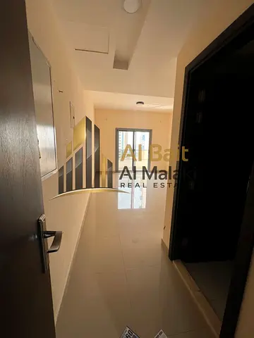 شقة مميزة للإيجار بموقع مناسب وتصميم عملي يوفر الراحة والخصوصية، تتكون من غرفتي نوم واسعتين، صالة مشرقة بتوزيع ممتاز، حمامين بتشطيبات جيدة، وبلكونة تمنح مساحة إضافية وإطلالة مريحة. كما تشمل موقف سيارا