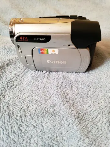 Canon ZR960 Mini DV CAMERA