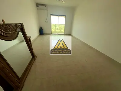 شقة غرفتين وصالة بمساحة كبيرة جدًا وصالتين وبلكونتين وموقع على شارع رئيسي قريب الخدمات بالمويهات 3 عجمان