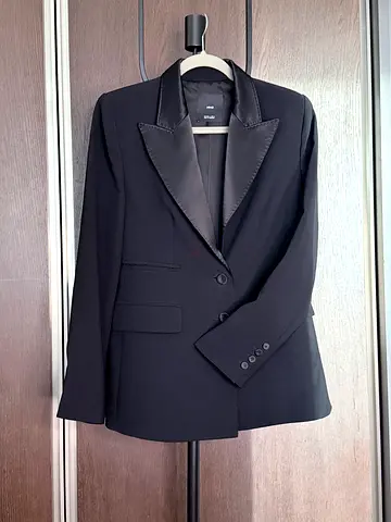 Fitted jacket with satin details Mango