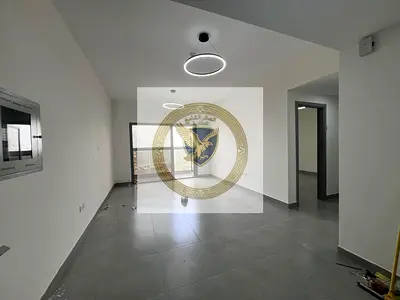 غرفه ماستر مع بلكون اطلاله بحريه  وخزائن بالحائط موقع حيوي ومميز قريب من كل الخدمات مثل المقاهي والمتاجر وقريب من مخرج دبي