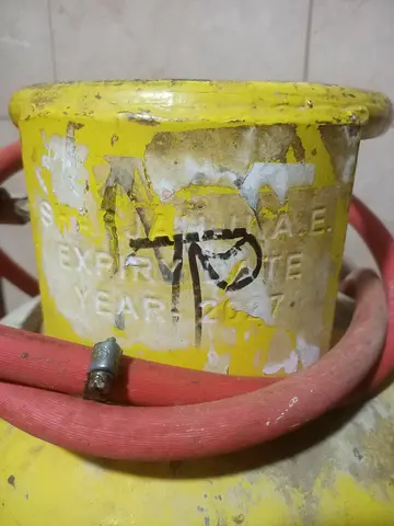 Gas cylinder with nobe