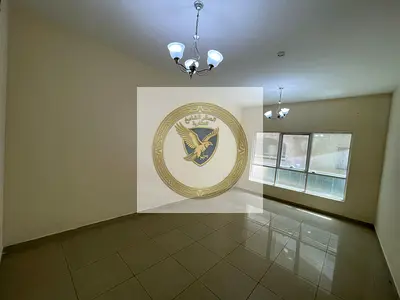 شقة غرفتين و صالة بمساحة واسعة مع شهر مجاني بتشطيب جديد داخل برج نظيف ،و موقع مميز و سهولة الوصول إلى دبي