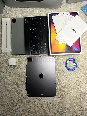 Apple iPad Pro 11-inch with Magic Keyboard, Apple Pencil and Charger - Excellent Condition