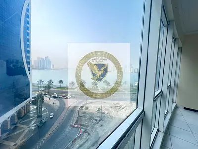 أكبر شقة ثلاث غرف نوم وصالة مع بلكونة بإطلالة بحرية جميلة غرفة خادمة ماستر تكييف مجانا جيم مجانا في المجاز 2