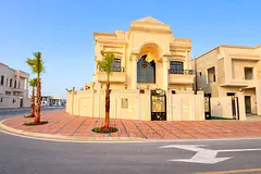 For sale: Classic corner villa on two streets with a large built-up area, price includes registrati